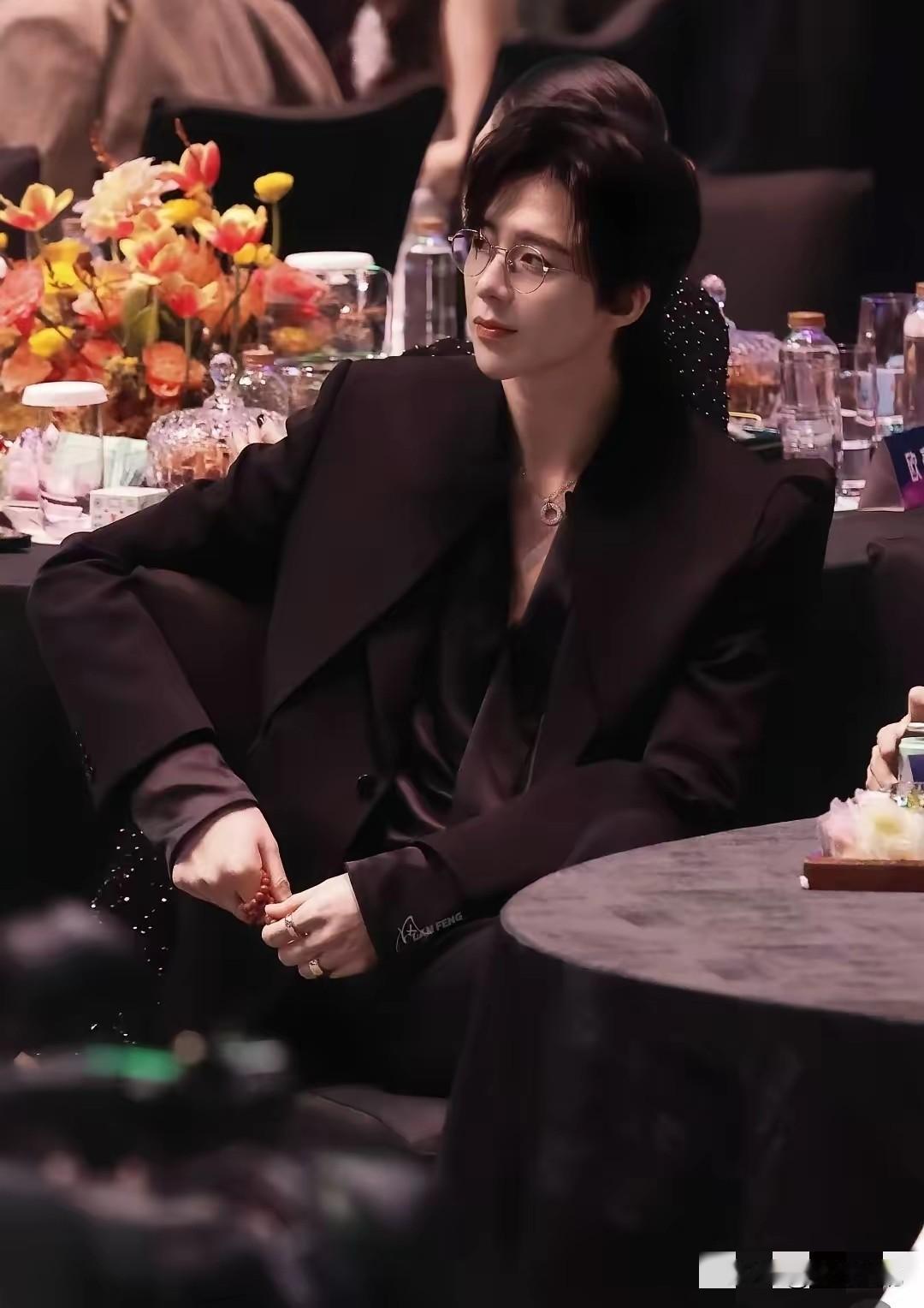 估计陈晓也没想到，《大生意人》的热播，又一次成就了刘宇宁。刘宇宁凭借ost《万两