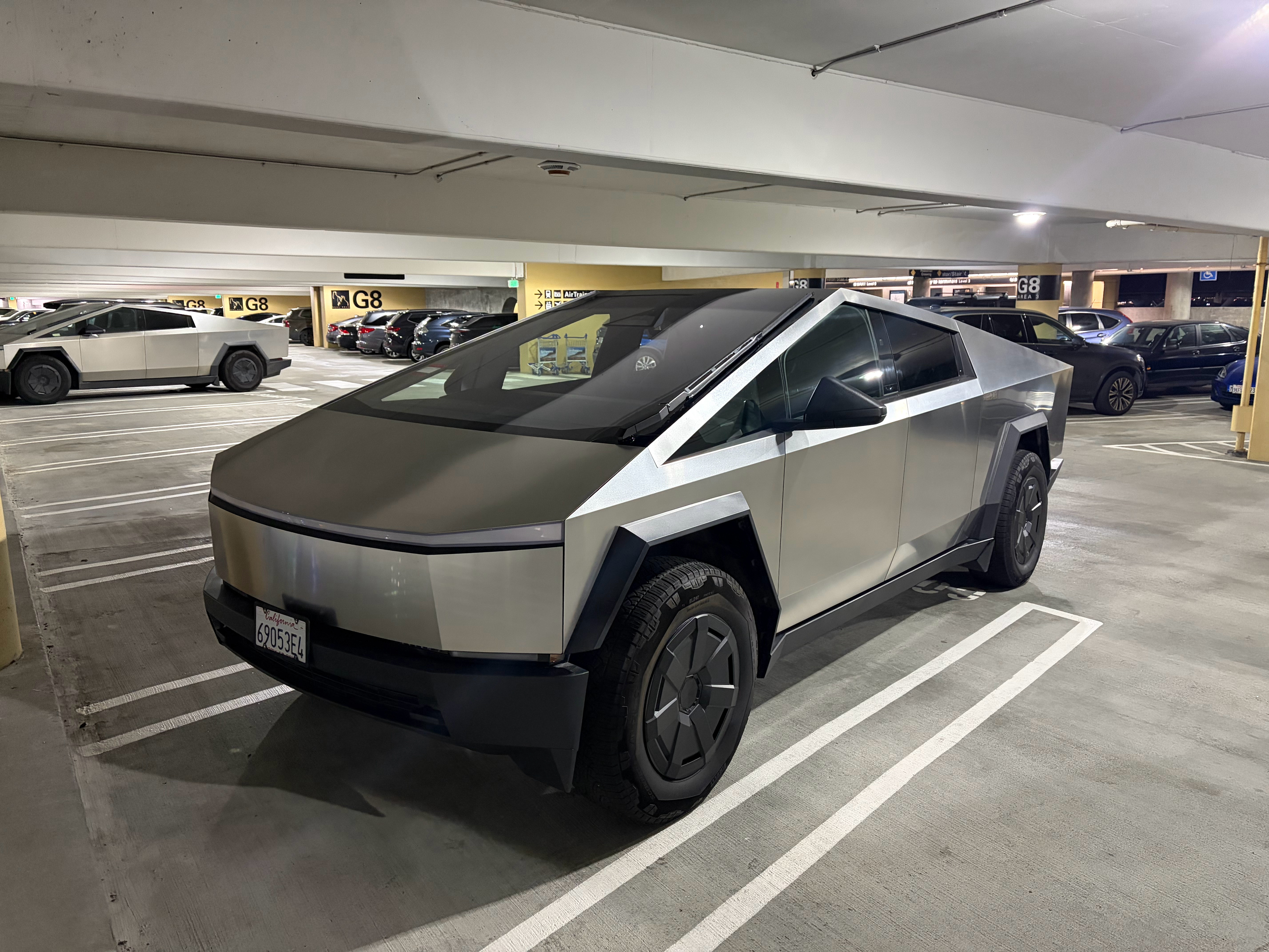 从夏威夷飞旧金山转机租了辆带FSD的Cybertruck在旧金山市区逛