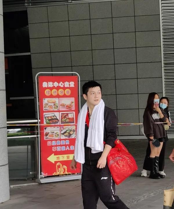 马龙盯着屏幕，樊振东的反手球速冲到42米每秒——比他这辈子最快纪录还猛3.2米。