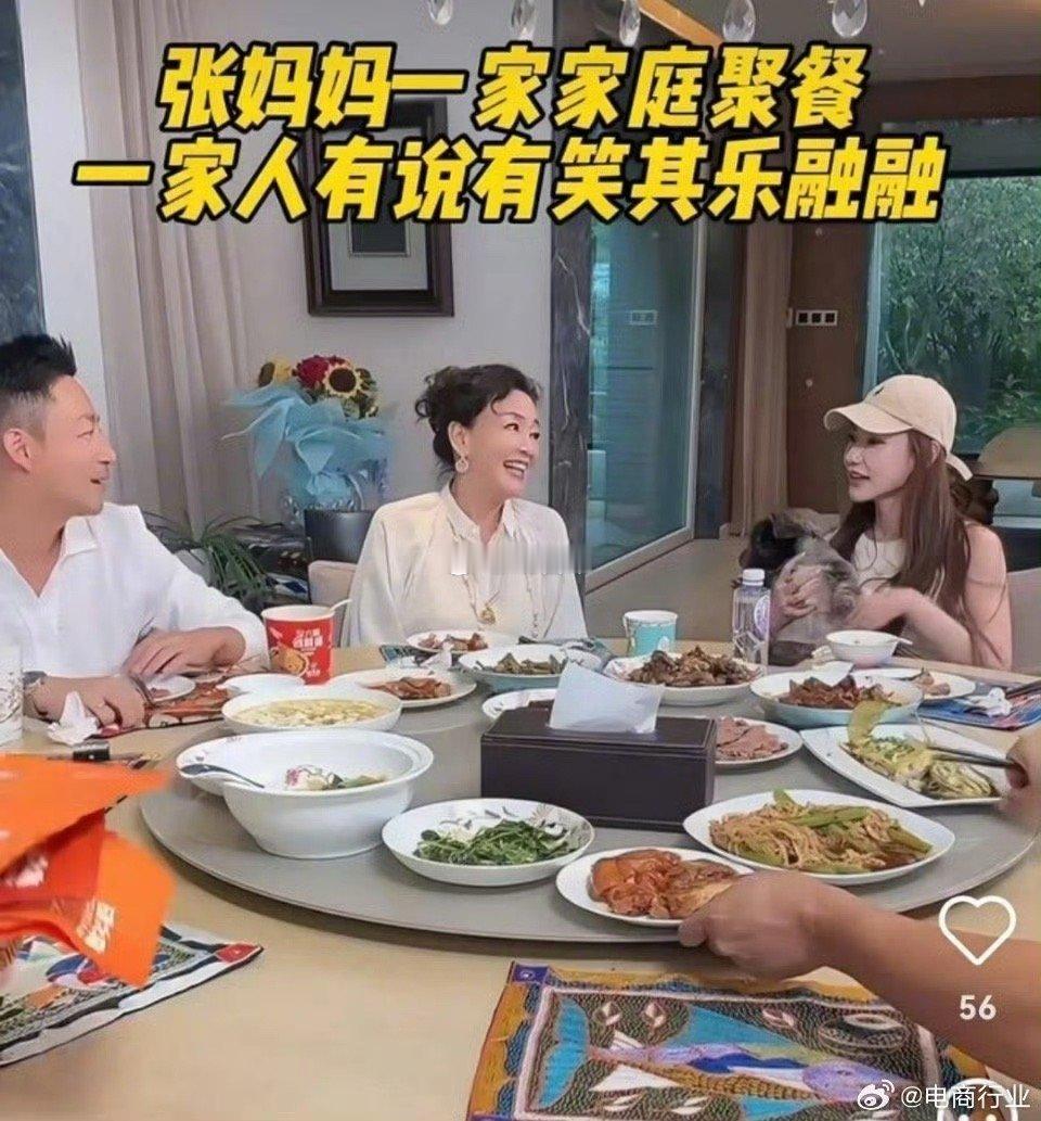 麻六记酸辣粉发霉风波已过，汪小菲全家出动挽回形象，张兰亲自到店问候顾客，连保姆也