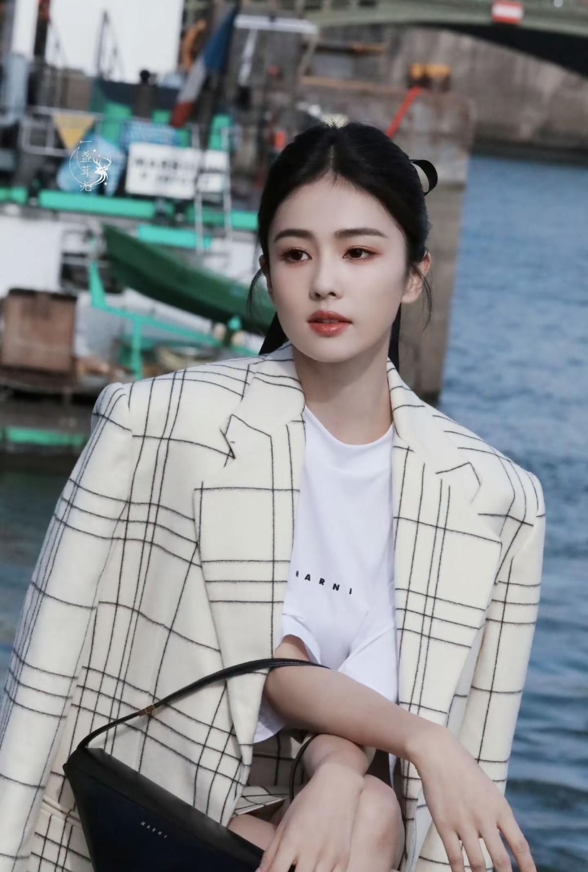 镜头聚焦处，永远有白鹿的万丈光芒，这就是属于她的时尚主场[比心]步履不停，热爱不