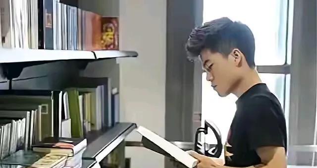 董宇辉：请不要抬高我，也不要小看我。董宇辉拥有自己的“人设”，他需要给自己树立