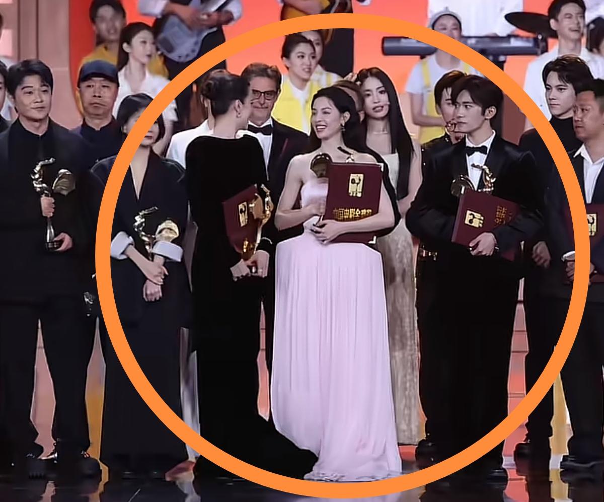难评，钟楚曦对C位是有什么执念吗？金鸡奖最后大合照又站在最佳女主和最佳男主中间…
