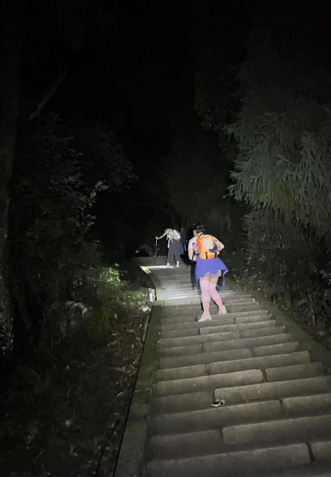 夜爬峨眉，无数夺命连环坡，再也不来