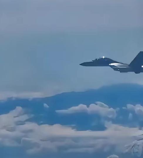 解放军这次不演了，直接掀翻台湾这张无理取闹的桌子！ 2026年4月21日上午