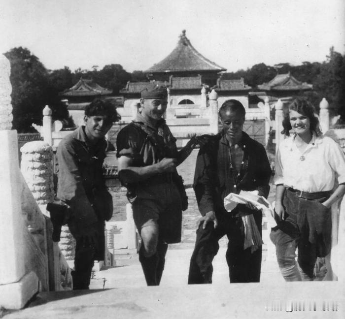 1924年，法国探险家阿罗哈·万德威尔与丈夫沃尔特·万德威尔在环球自驾探险途中，