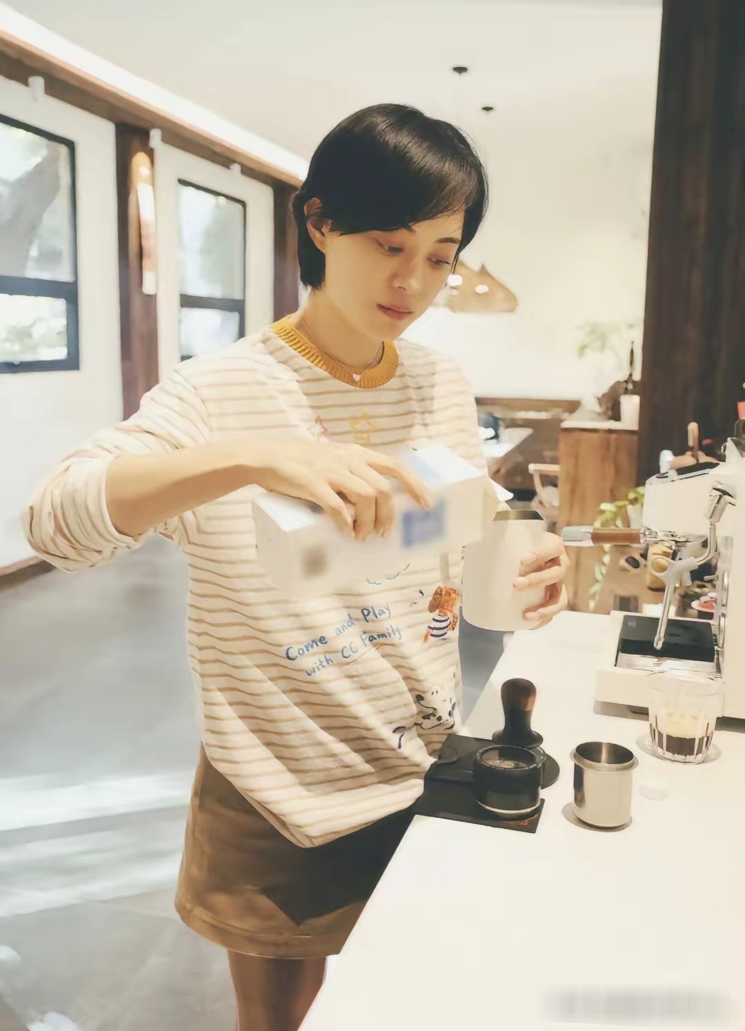 孙俪晒44岁生日照，她亲手为邓超冲咖啡喝，家里有咖啡机，厨房餐厅特别宽敞，装修是原木风十分有质感。她