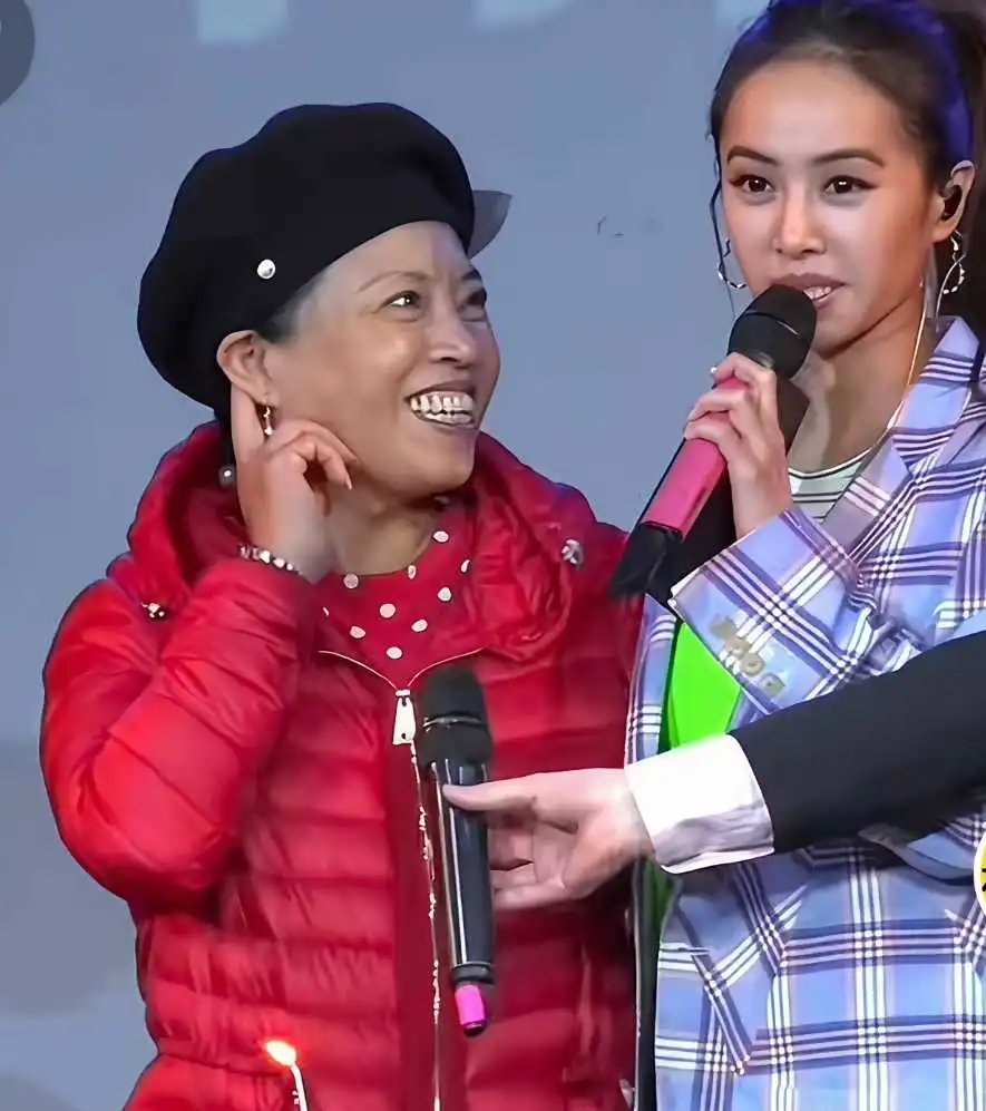 刚出道时的蔡依林，长得像凤姐