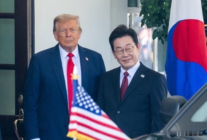 韩国总统李在明兴冲冲的跑到白宫，却被老特逼着签字，简直是奇耻大辱。韩国总统李