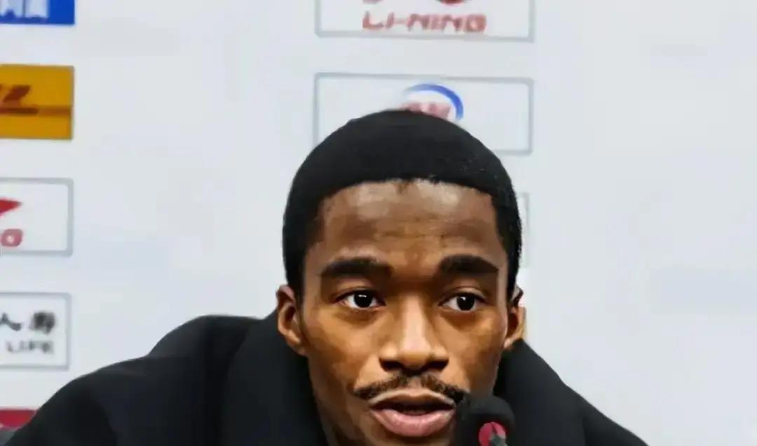 徐杰，一米八不到，站人堆里像走错片场。可青岛外援赛后直接找裁判“告状”——