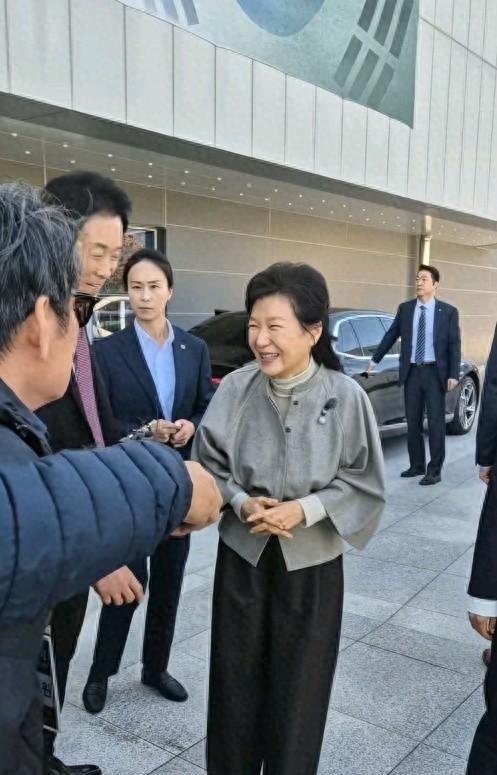 朴槿惠晚年生活：住大别墅围墙10米高，出门有知己柳荣夏寸步不离。上个月，73岁的