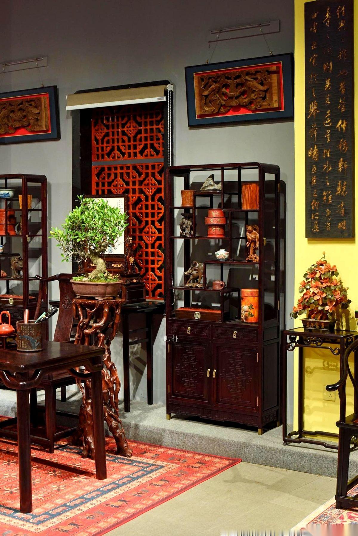 一块几百斤重的小叶紫檀，直接从中间给你挖个桌子出来。剩下的料？边角料。这叫什