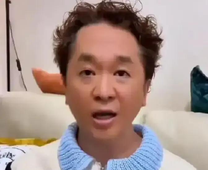 邓兆尊前几天又被拍到在TVB老友聚餐时一个人坐窗边，主桌九个人聊得火热，没人过去