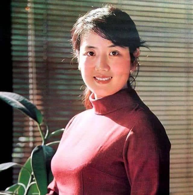 她年轻时又飒又美，刘晓庆都不如她，虽然微胖，但这珠圆玉润的脸，是旺夫的脸，谁看了