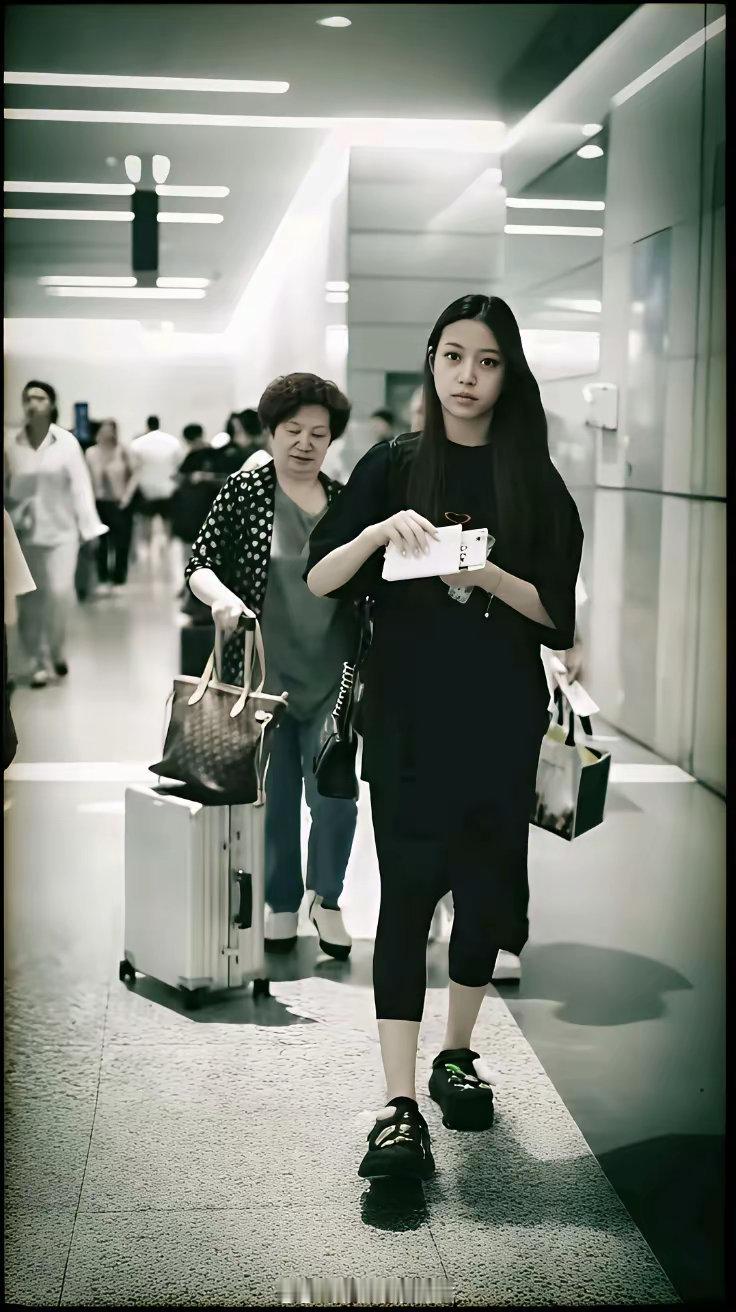 如果她是一个普通的素人的话，也算是个美女，但如果她是赵薇的女儿的话，可能差点意思