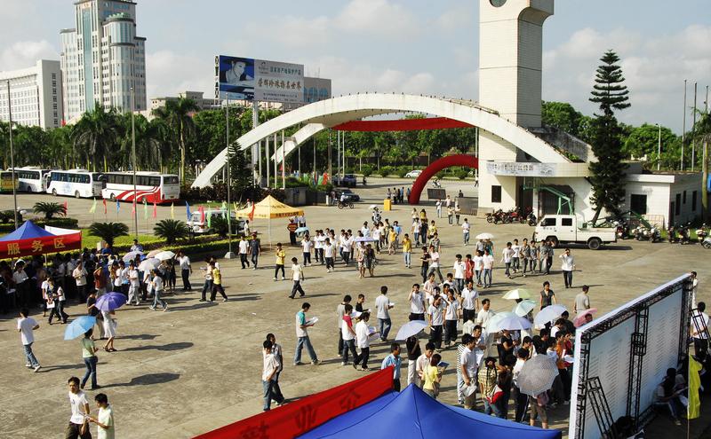 中考563分，他转身进了职校深圳家长群瞬间炸锅：这娃疯了吗？唐海洋把志愿