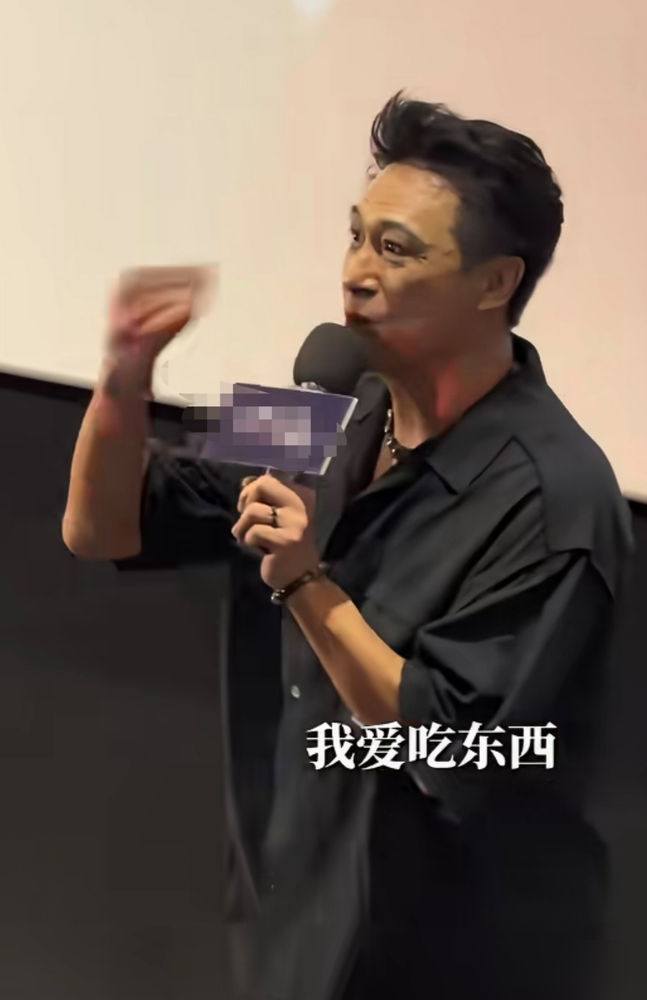 65岁的吴镇宇，当着全场观众说自己太阳下山后一口东西都不碰。每天上秤，重了半斤立马知道，自嘲是吃花生