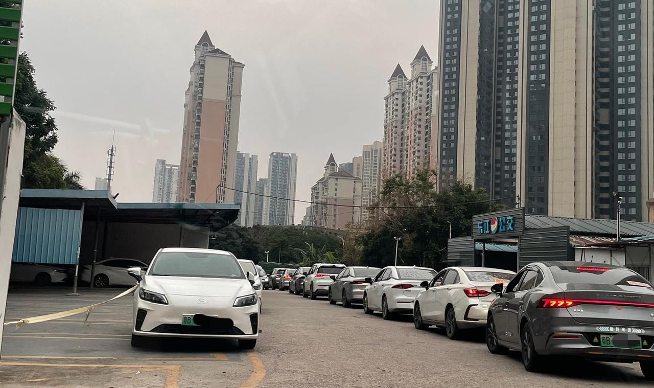 来充电站补电！这…这么多人来这里充电啊…大排长龙…还是第一次看到这场面，我