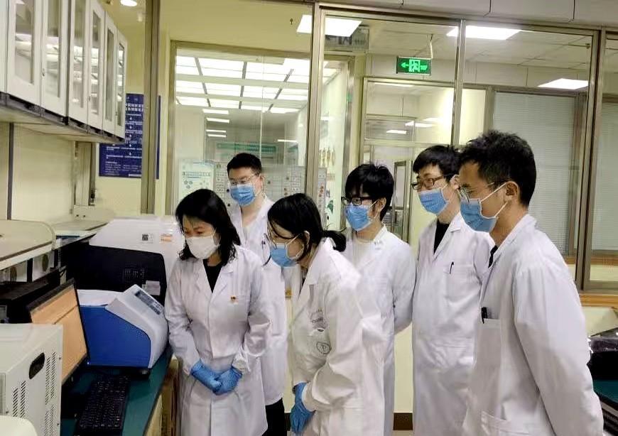 你懂那种感觉吗？就是你半夜三点爬起来，看见实验室灯还亮着不是加班，是有人在等一个