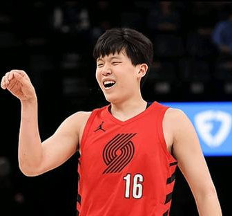 开拓者主教练斯普利特点评杨瀚森职业生涯首次首发的表现，他表示：“我觉得他开局打的