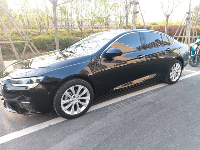 652t君威运动模式第一次用运动模式，方向盘变重，刹车变硬，地盘更加紧致，贴地