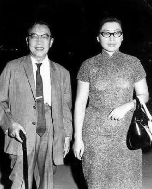 1956年，61岁的钱穆三婚迎娶年轻伴侣，谁曾想，新婚当夜竟对着娇妻落泪，坦言
