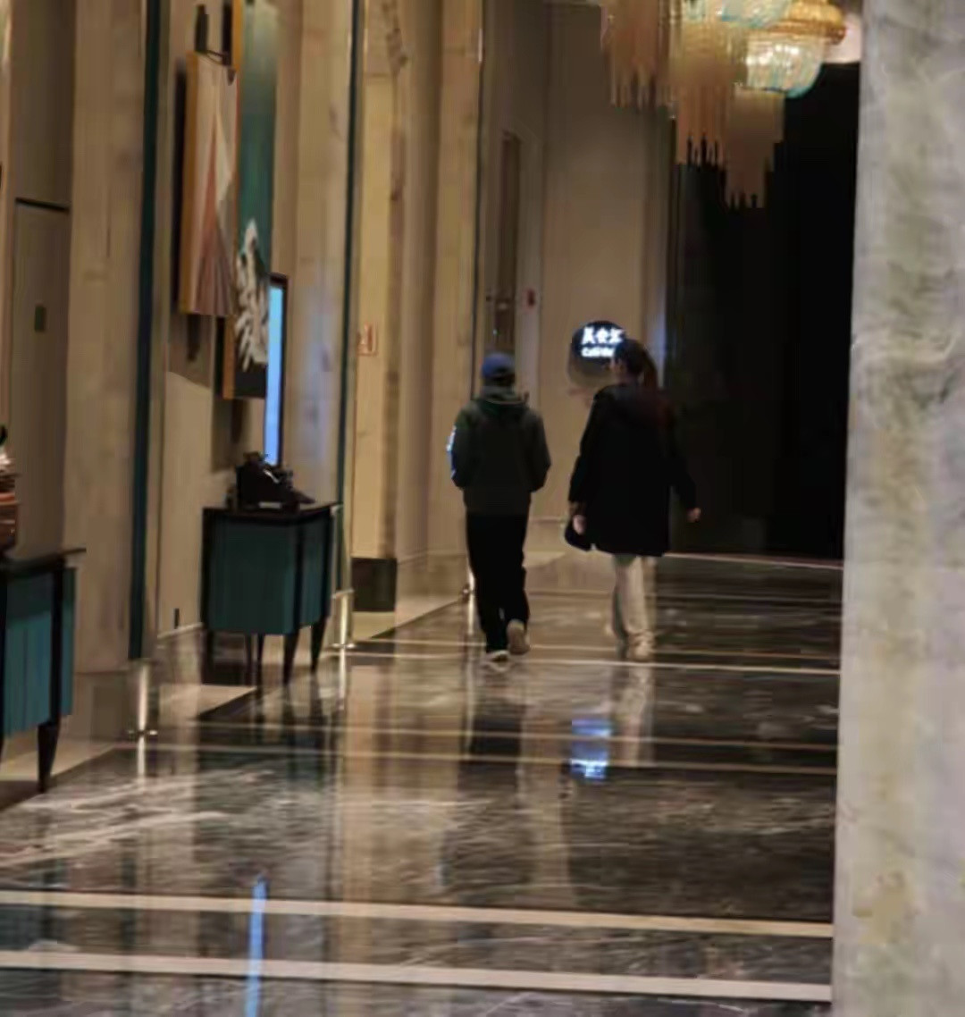 王宝强和女友开京牌大G到青岛，冯清人高马大，衬得宝强像小娇夫