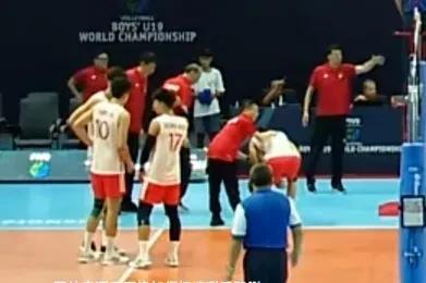 男排小队员拼到吐，中国队艰难逆转卫冕冠军！U19男排世锦赛小组赛