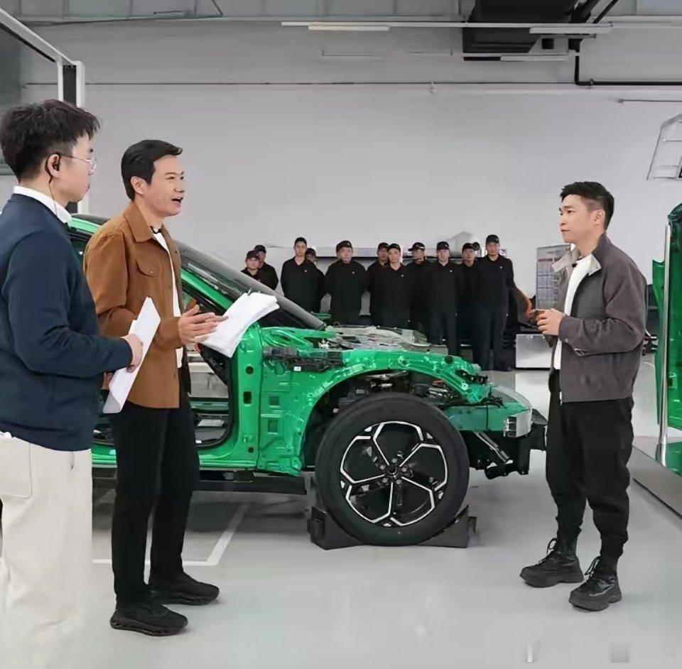 雷总今晚这直播也太拼了，自己亲自搬引擎盖这个紫水晶的车模居然和真车成本差不多