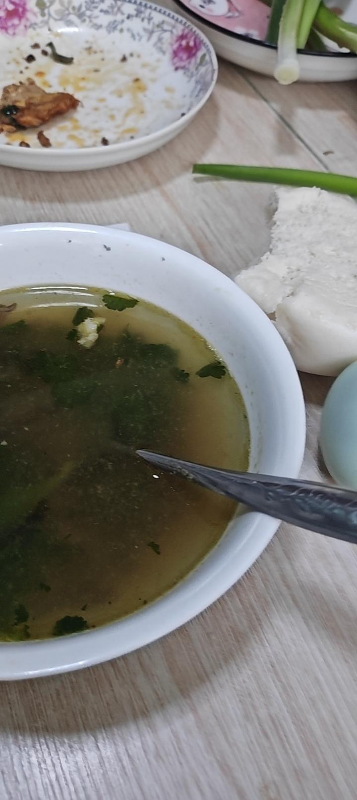 胃出问题就靠所谓“养胃餐”，这真得打个问号。就像有人觉得胃不好喝白粥、小米粥就行