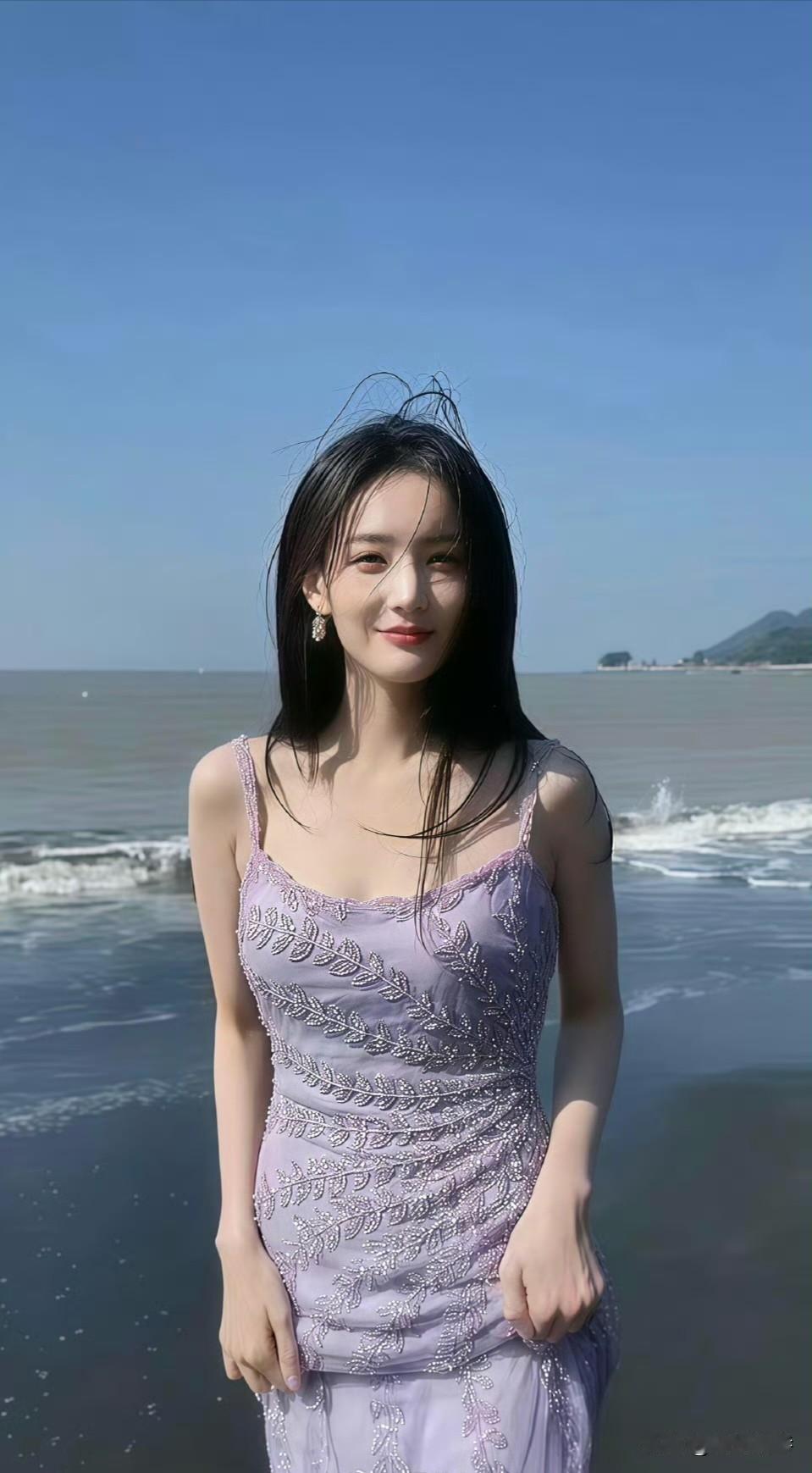 海边的李一桐，午后灿烂的阳光洒在她的脸上，明媚而耀眼，美的发光！