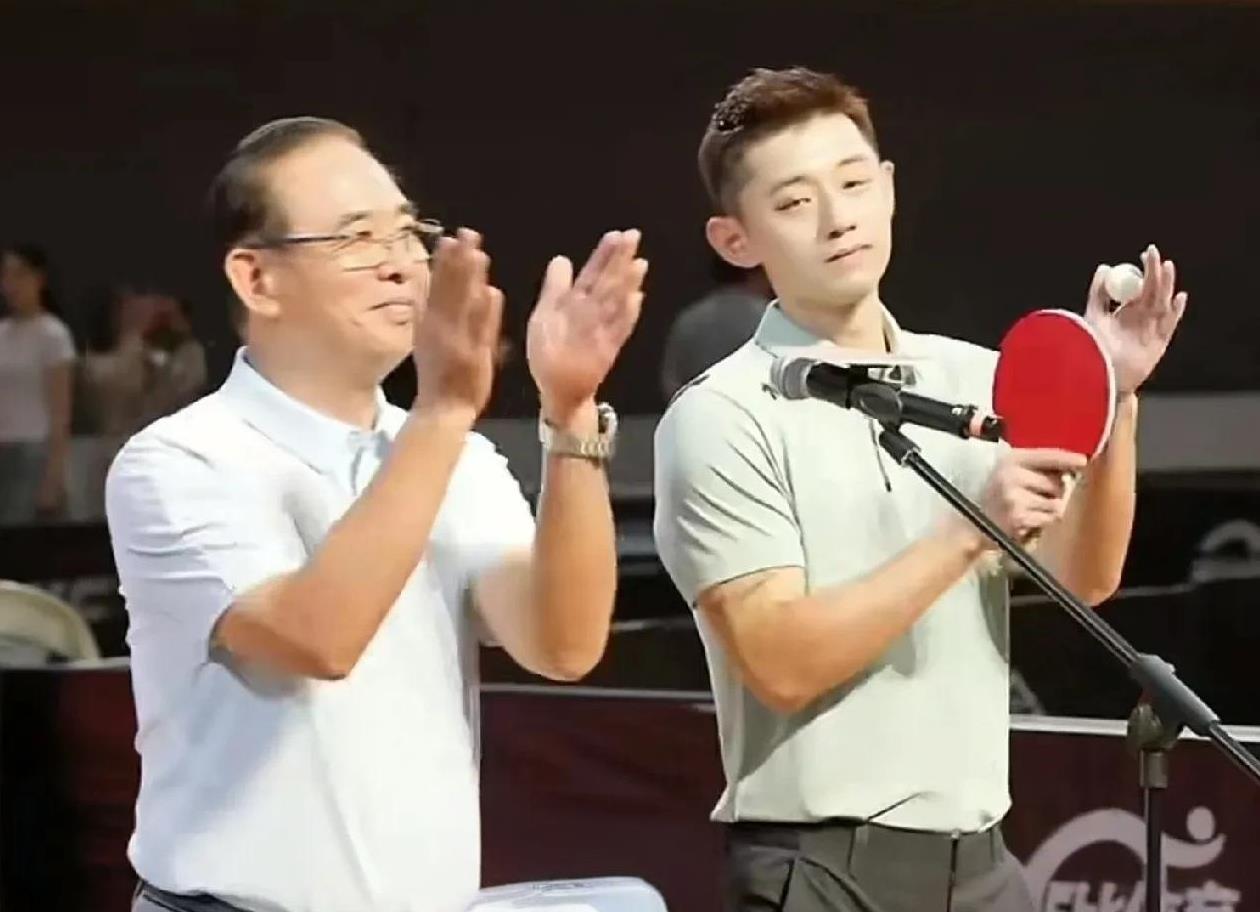 蔡振华为爱徒站台，启动张继科杯争霸赛仪式。仪式现场师徒二人，仪表堂堂帅气有加。