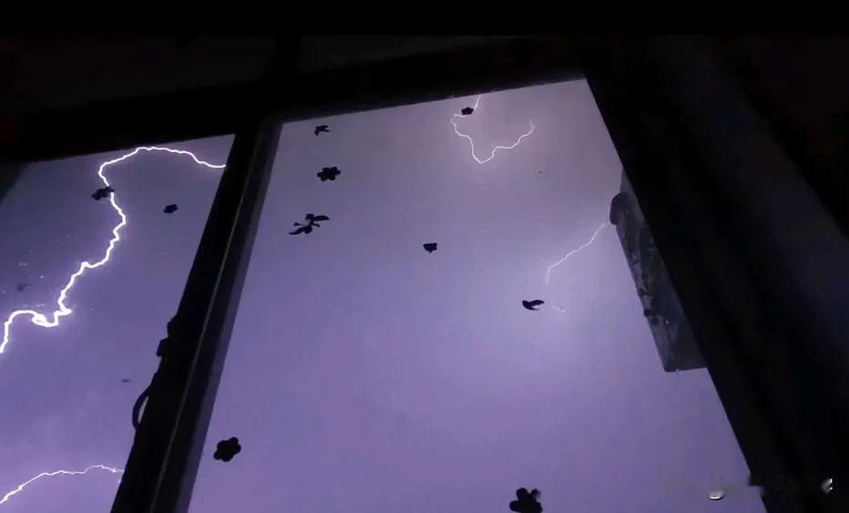 坐标石家庄，起初以为这只是场普通的冰雹天气，可当雷电交加时，心头涌起一种末世