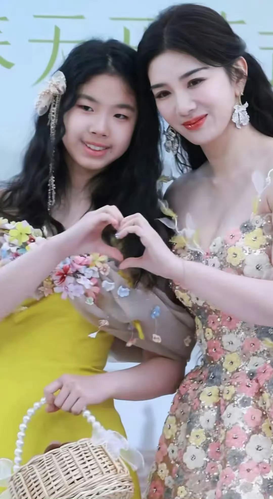看黄奕发的女儿想当明星的视频，感觉这当妈的比当闺女的问题更大啊……孩子才12岁