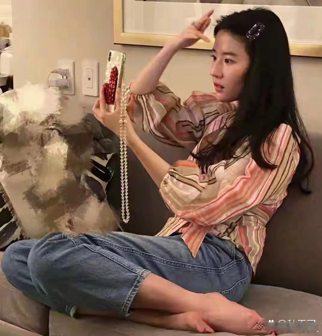 刘亦菲光脚写真太惊艳，这气质简直绝了，仙气飘飘！