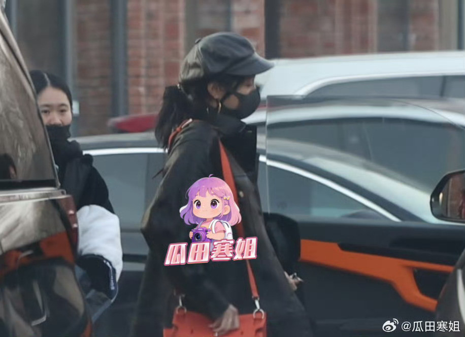 曝关晓彤喜提新车师兄目测，是一台4升排量的大众SUV