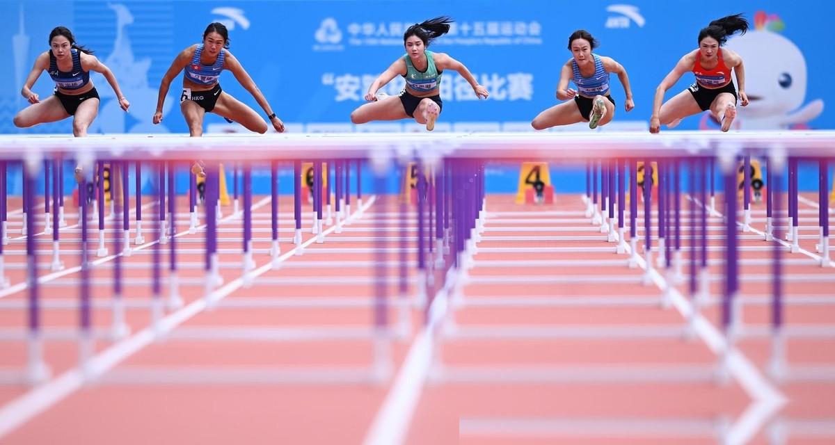 所有人都在死盯天才少女陈妤颉，却没发现女子百米赛道上，刚刚杀出了一匹极其不讲理的