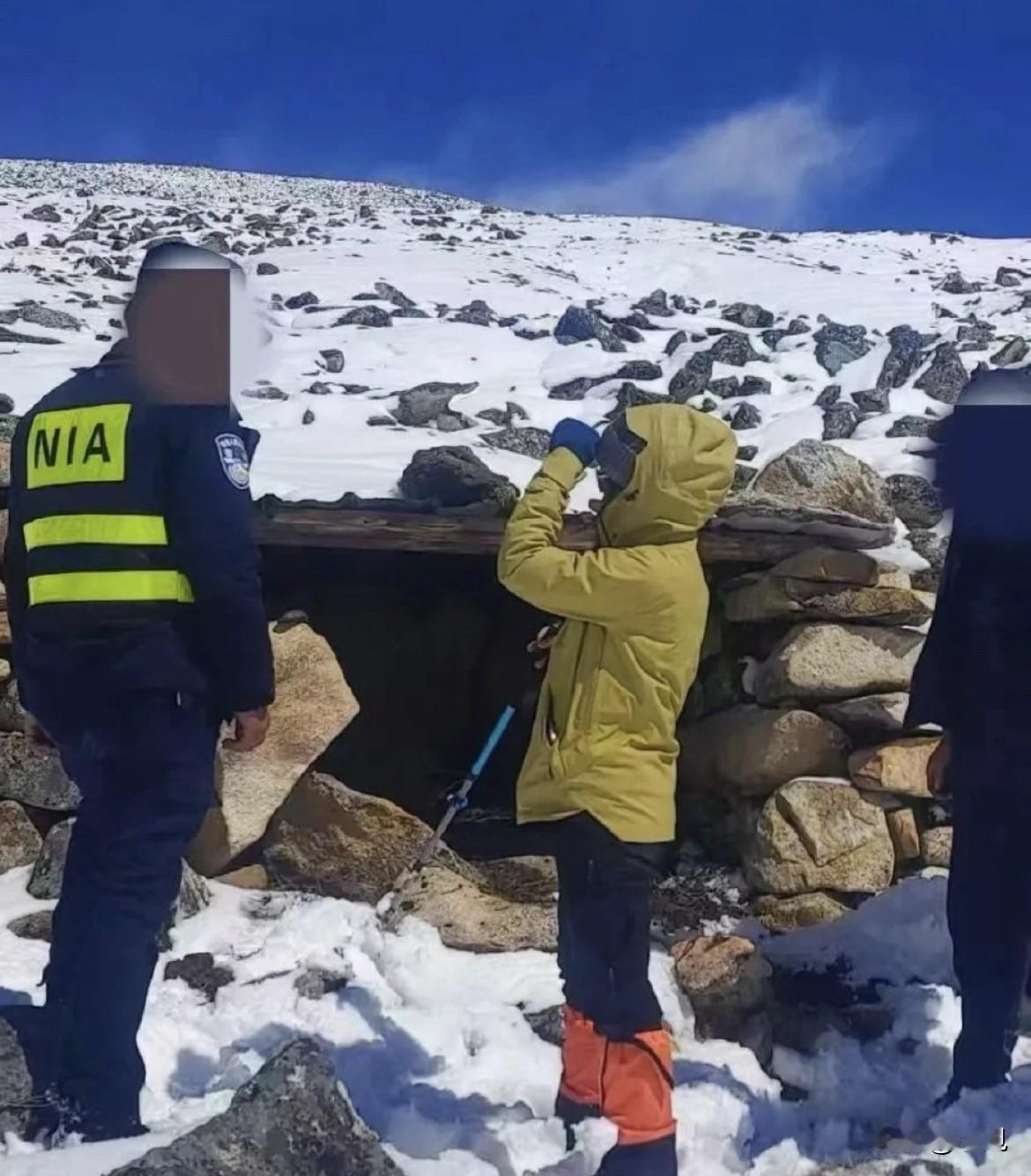家人们谁懂啊？西藏库拉岗日雪山，一个女生跟团徒步，下大雪走散了，在山上失联一整夜