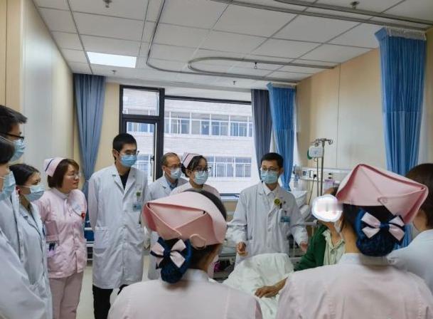 谁能想到，上个厕所居然能差点要了命！5月25日福建传来消息，一名男子在