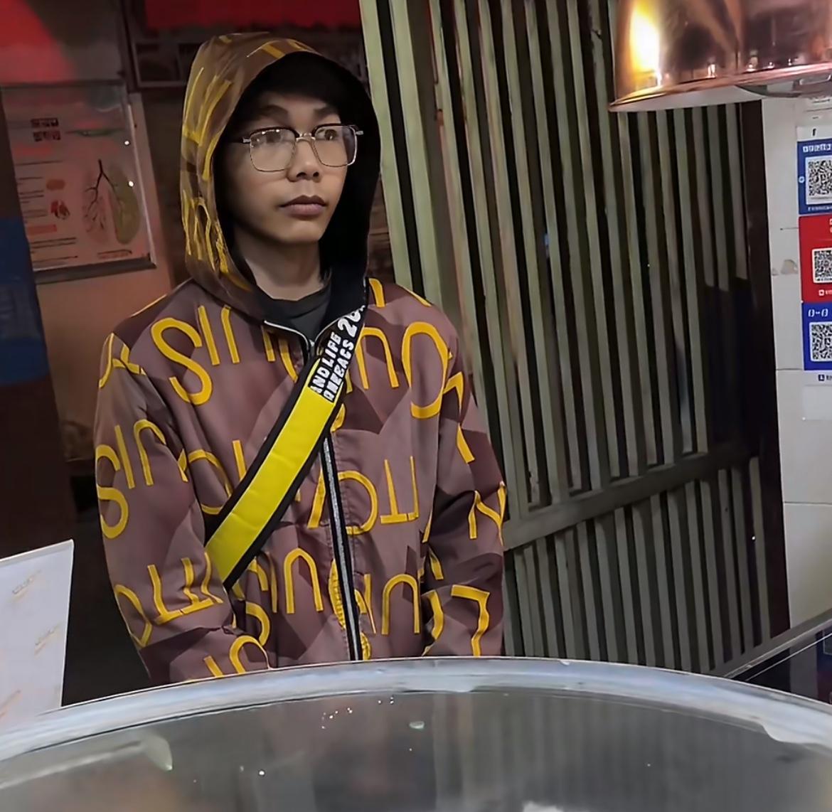 小伙上班三个月没发工资，老板跑路，没钱吃饭流落街头被小吃店老板娘热情接待。小伙说