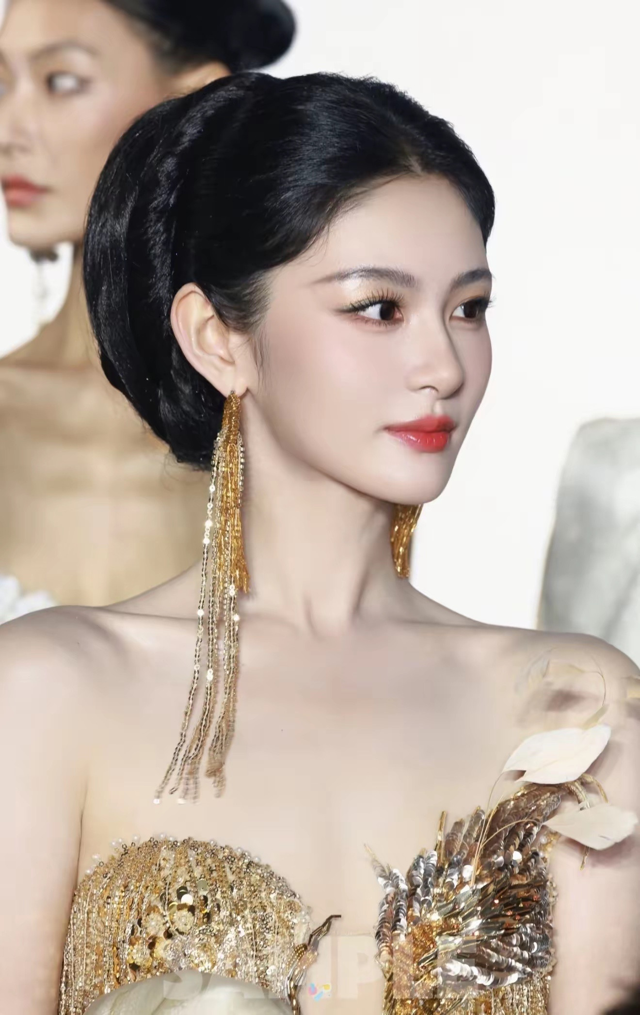 赵晴这个调整思路确实牛，以前上镜颧骨特别明显…现在居然一点都看不出来了…怎么拍都