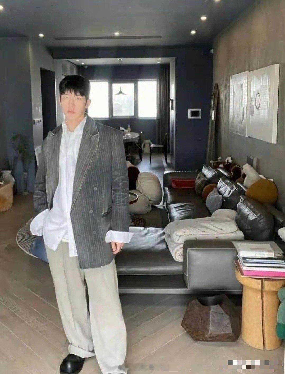 34岁井柏然在北京的家，全屋水泥墙，竟不俗气反而显得好高级。​​​