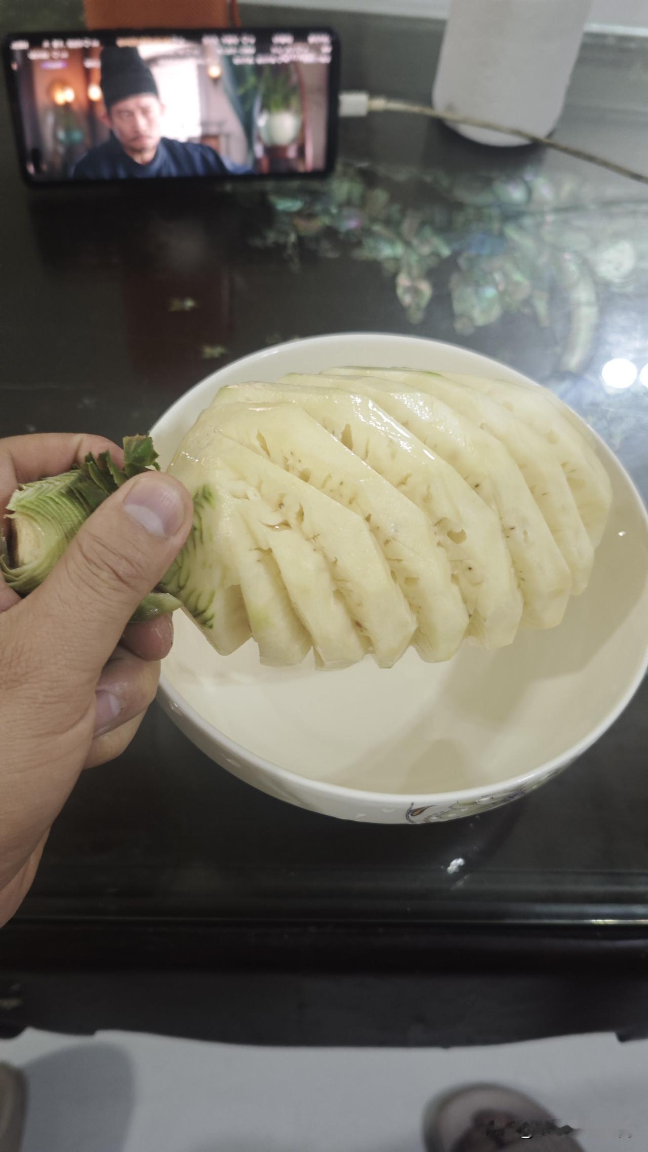 晚上下班到住的小区，跟往常一样，买几瓶水回家，小卖部的门口摆着一些水果在卖，其中