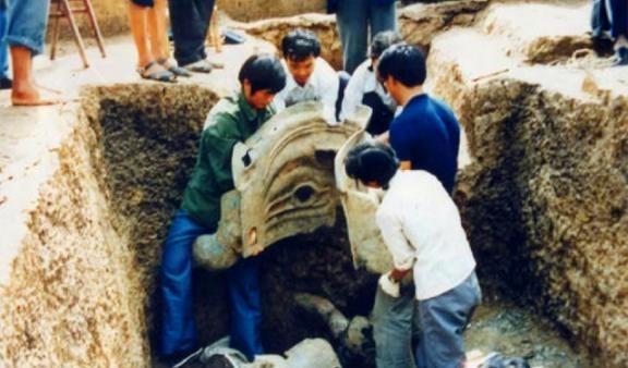 1951年，在对万历皇帝妃嫔墓进行考古发掘时，一名实习队员出于好奇尝了一口“金汁