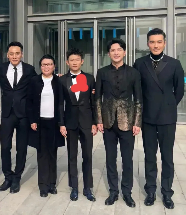 张一山这1米76的个子，站在中间就成了小矮子，这胡兵1米89的个子、刘烨1米86