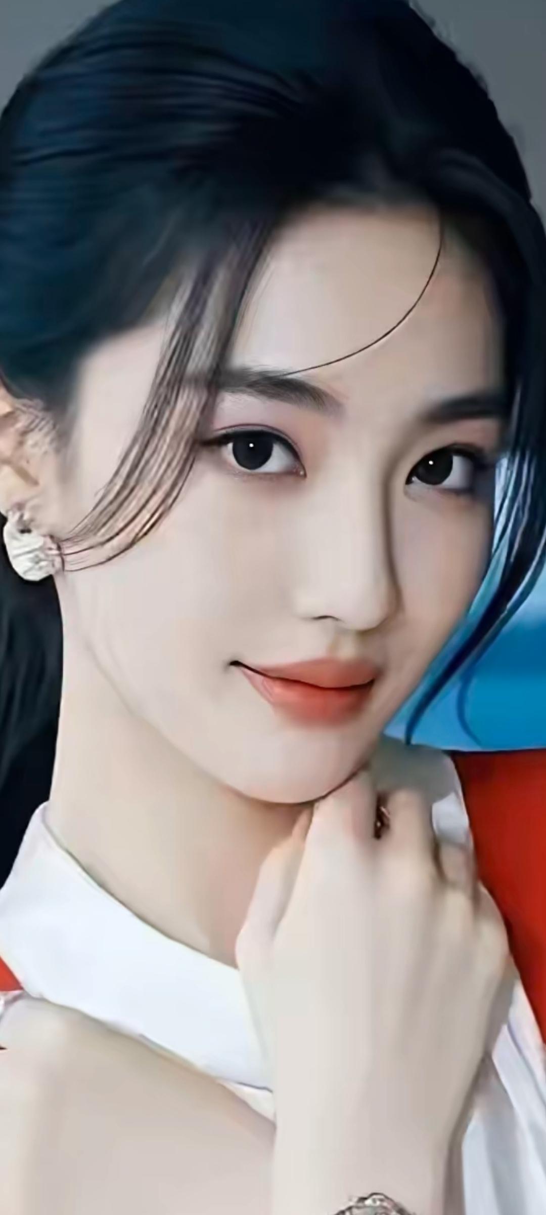 优雅气质，红白相间，温柔微笑，时尚耳环，完美妆容。