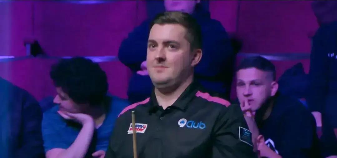 一杆，只有一杆。世界前16的荣耀，在这里清零只需要7分钟。赵心童首轮绊倒，斯