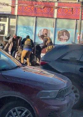 美国移民局再次当街打死抗议者，处决式行凶惹众怒，军队已入场当地时间24日，美