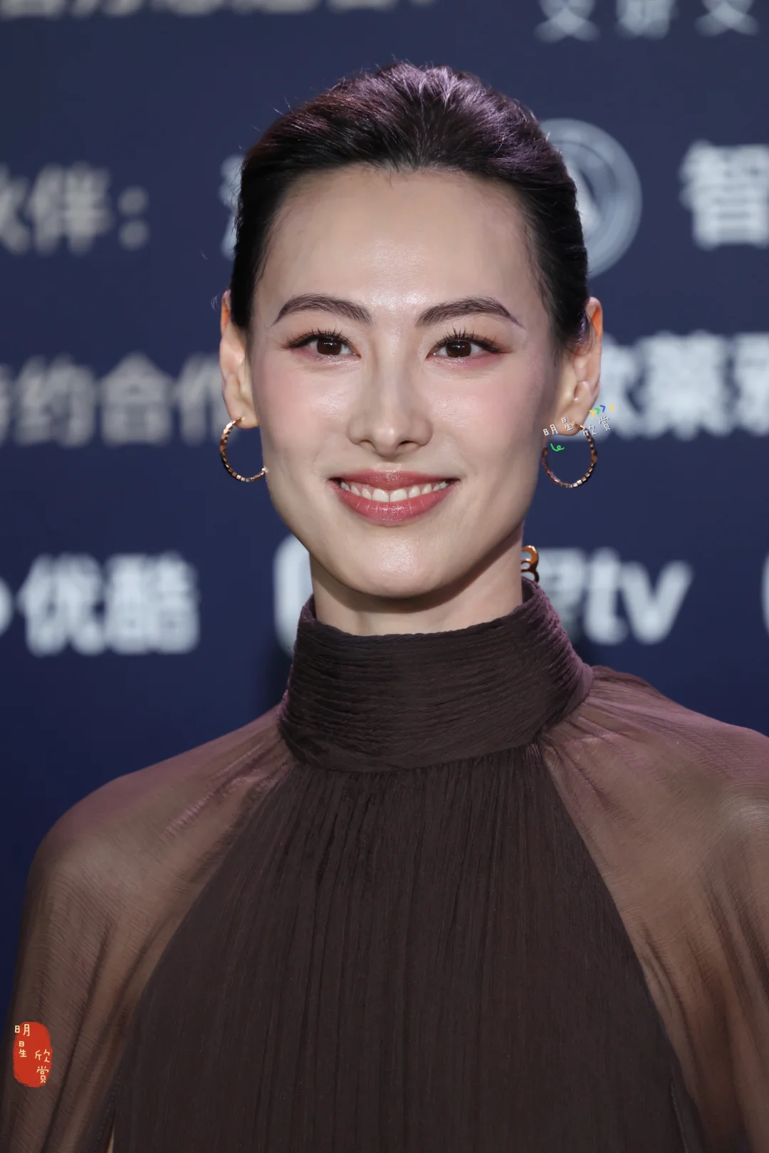梁洛施亮相电影之夜，骨相大美人