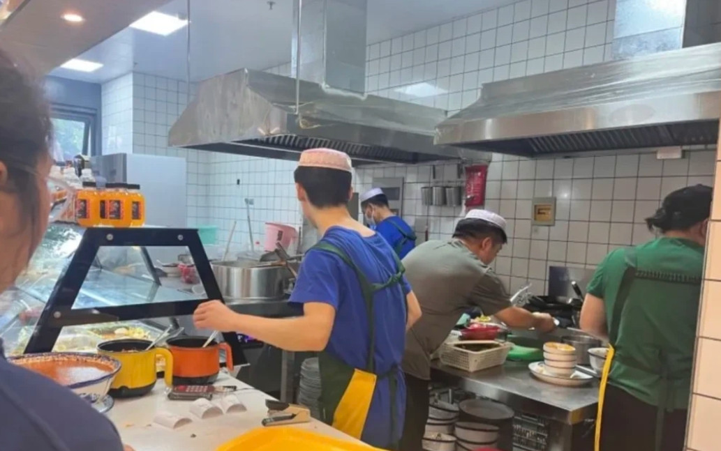 女生吃9元拉面欲加小料遭店员老板羞辱一事不断发酵，谈谈我对这类店的看法。河